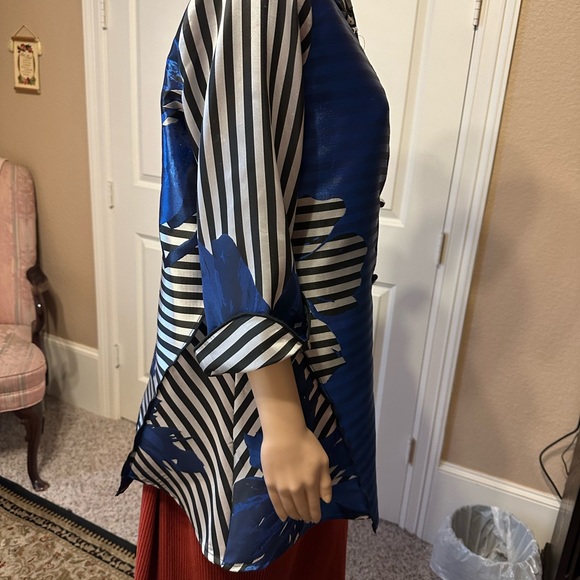 Beautiful IC tunic Perfect for Easter - Picture 2 of 5